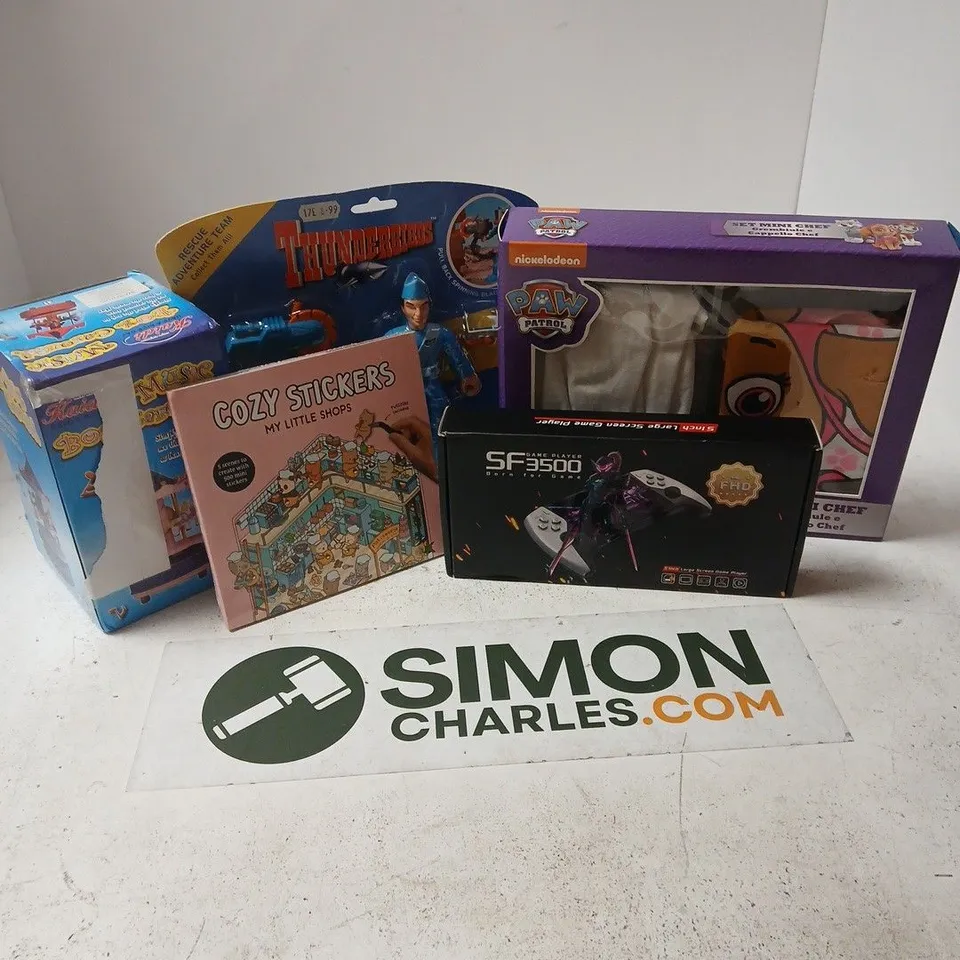 APPROXIMATELY 15 ASSORTED TOYS, GAMES, GIFTS AND NOVELTIES TO INCLUDE MUSIC BOX CAROUSEL, PAW PATROL SET MINI CHEF, THUNDERBIRDS FIGURE, ETC - COLLECTION ONLY