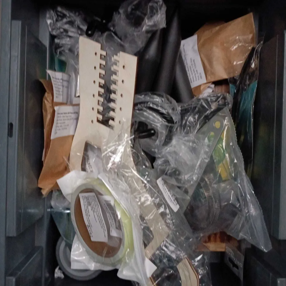 APPROXIMATELY 15 ASSORTED HOUSEHOLD ITEMS TO INCLUDE RED KRILL PELLETS, WATER FILTER CARTRIDGE AND CUTLERY