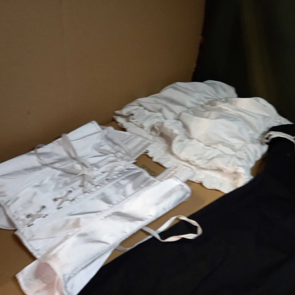 LOT OF APPROX 25 ASSORTED CLOTHING ITEMS VARYING IN SIZE/COLOUR/STYLE TO INCLUDE: TROUSERS, TOPS, DRESSES