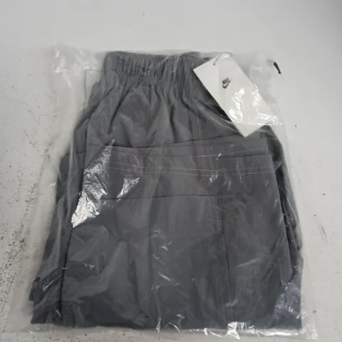BAGGED NIKE WOVEN CARGO SHORTS IN GREY - SMALLL