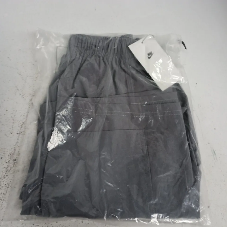 BAGGED NIKE WOVEN CARGO SHORTS IN GREY - SMALLL