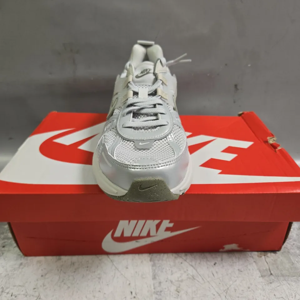 BOXED PAIR OF NIKE V2K RUN TRAINERS IN LIGHT GREY/SILVER SIZE UK 7