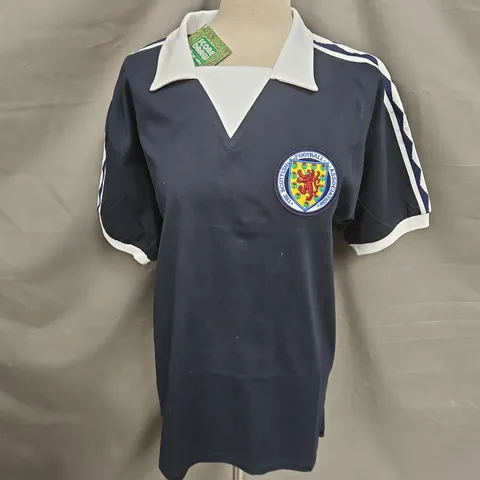 SCORE DRAW OFFICIAL RETRO THE SCOTTISH FOOTBALL ASSOCIATION SIRT IN NAVY/WHITE SIZE L