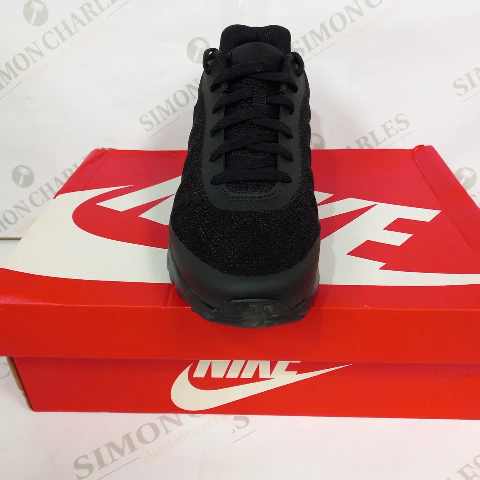 BOXED PAIR OF NIKE AIR MAX INVIGOR SHOES IN BLACK UK SIZE 8