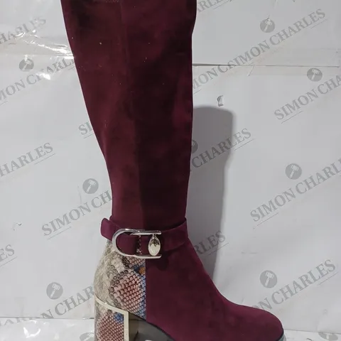BOXED PAIR OF MODA IN PELLE KNEE HIGH BOOTS IN BURGUNDY SIZE 6
