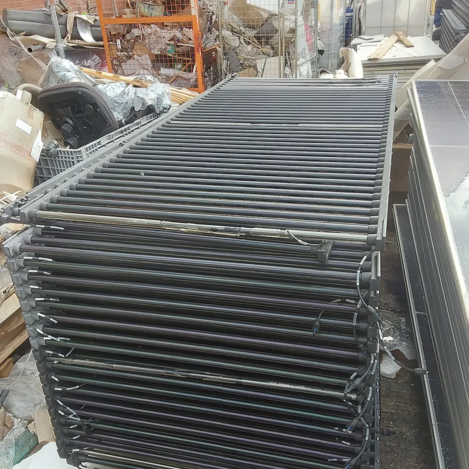 PALLET CONTAINING A LARGE QUANTITY OF SOLAR PANELS