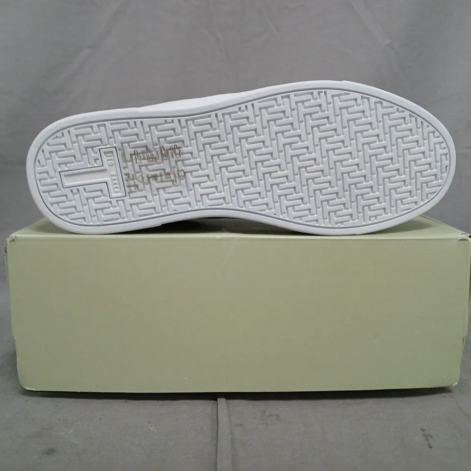 BOXED PAIR OF TED BAKER BAILLY SHOES IN WHITE/BROWN SIZE UK 6