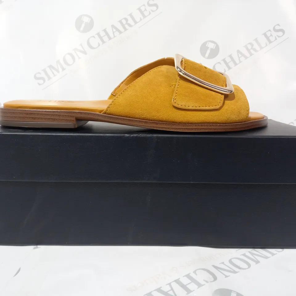 BOXED PAIR OF NATURALIZER FORREST OPEN TOE SLIDER SANDALS IN GOLD UK SIZE 4