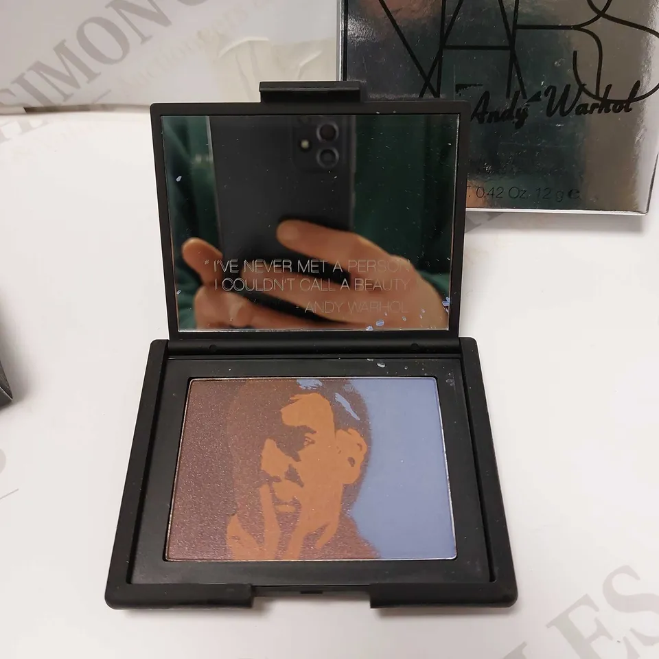 BOX OF APPROX 20 NARS MAKE UP ITEMS TO INCLUDE NARS EYE PAINT (2.5G), NARS ANDY WARHOL EYESHADOW PALETTE (12G) AND NARS CLIMAX INSTANT VOLUME MASCARA (7G)