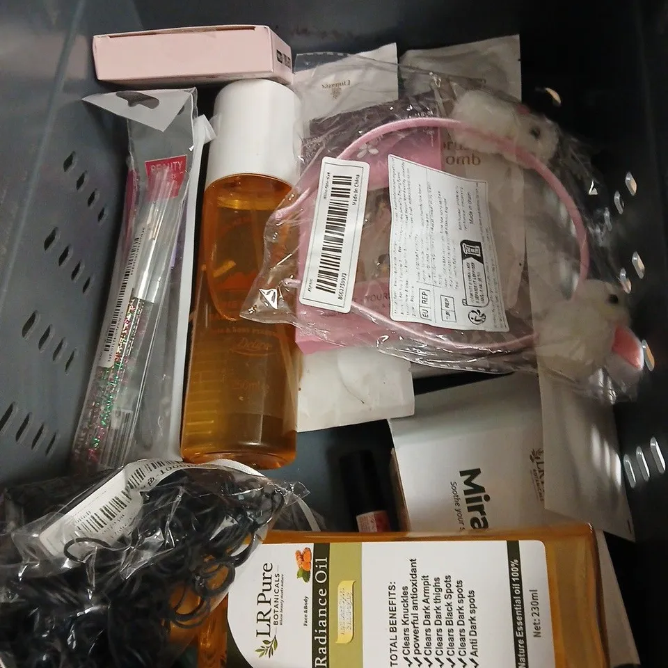 APPROXIMATEY 20 ASSORTED HEALTH AND BEAUTY PRODUCTS TO INCLUDE - TORRIDEN DIVE IN SOOTHING CREAM - OSMO SMOOTHING CREAM - HAIR CLIPS - ETC