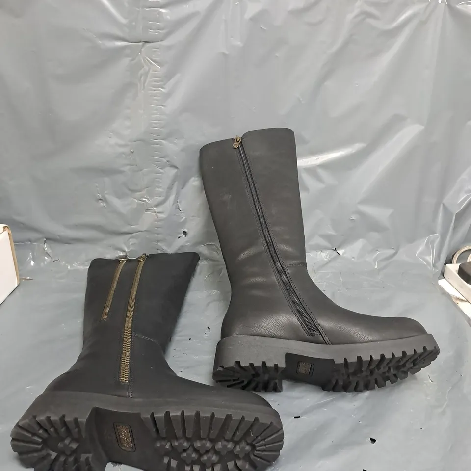 BOXED PAIR OF BLOWFISH ANGLE KNEE BOOTS BLACK ZIP SIZE 4