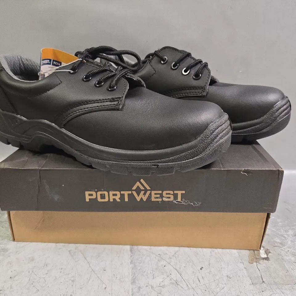 BOXED PAIR OF PORTWEST SAFETY SHOES IN BLACK SIZE UK 7
