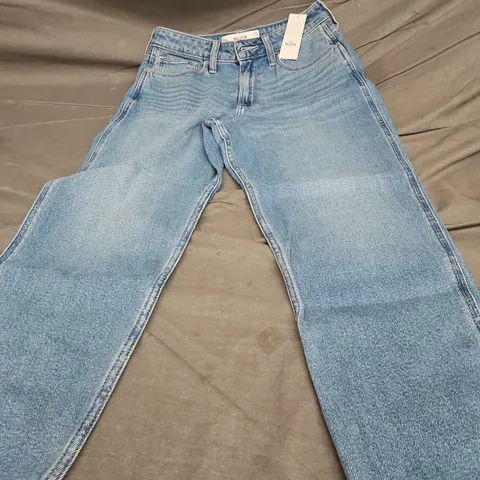 HOLLISTER CURVY ULTRA HIGH-RISE MOM JEANS SIZE 28 WAIST SHORT