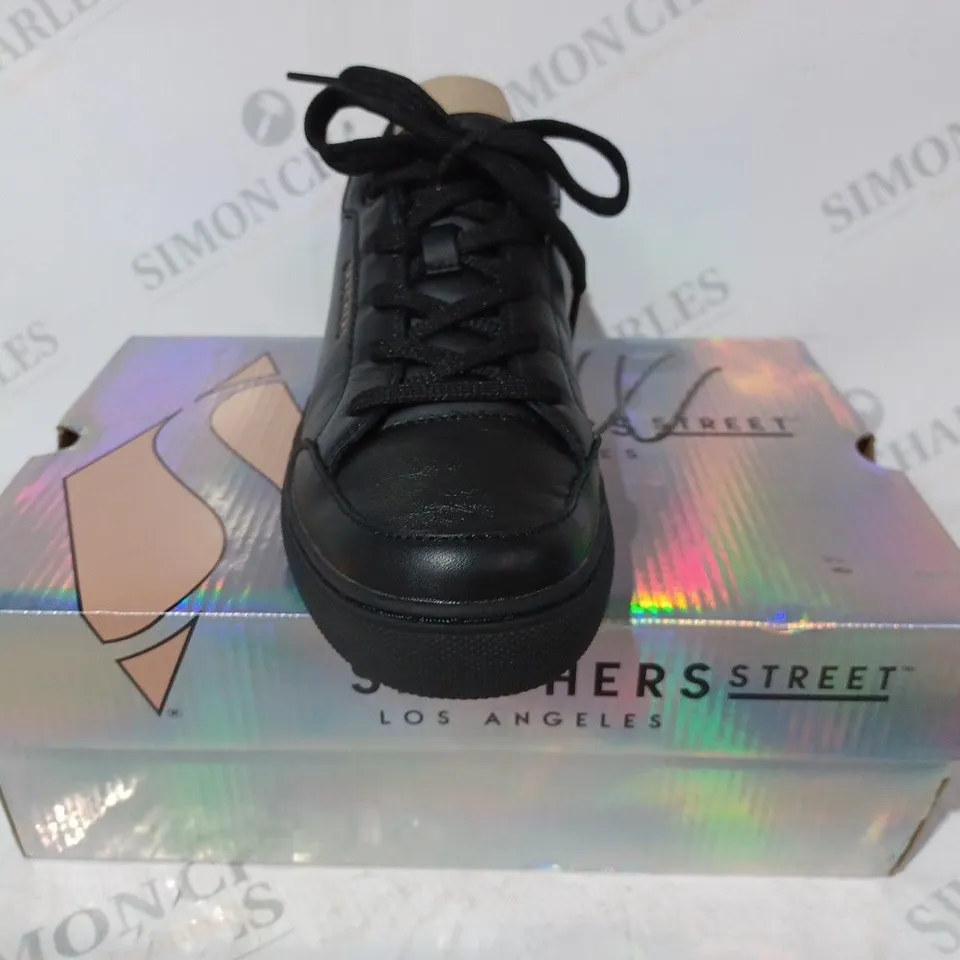 BOXED PAIR OF SKECHERS LEATHER TRAINERS IN BLACK SIZE 4.5