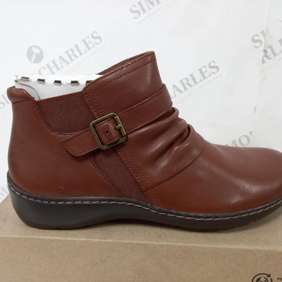 BOXED CLARKS CORA ROUCHED IN DARK TAN LEA - UK 6