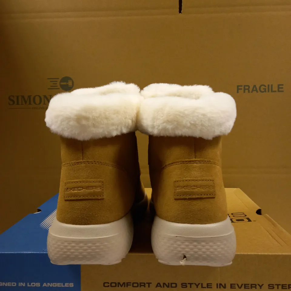 SKETCHERS ON THE GO WINTER FLING BOOT SIZE 6.5