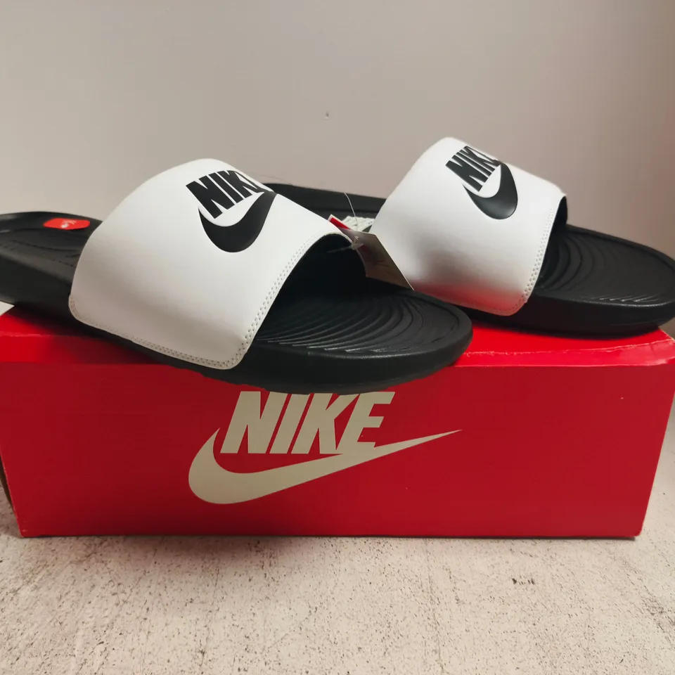 BOXED PAIR OF NIKE VICTORI ONE SLIDES IN BLACK/WHITE SIZE UK 17