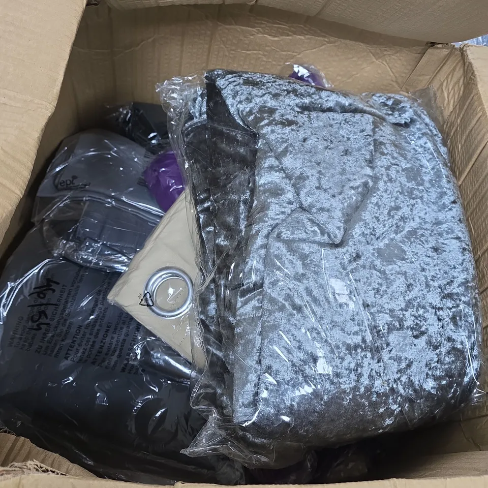 APPROXIMATELY 15 ASSORTED CURTAINS IN VARIOUS SIZES AND COLOURS 