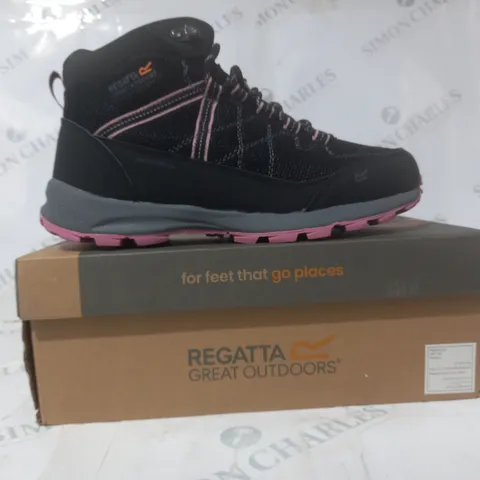 BOXED PAIR OF REGATTA LADY SAMARIS LITE ANKLE BOOTS IN BLACK/HEATHER ROSE UK SIZE 6