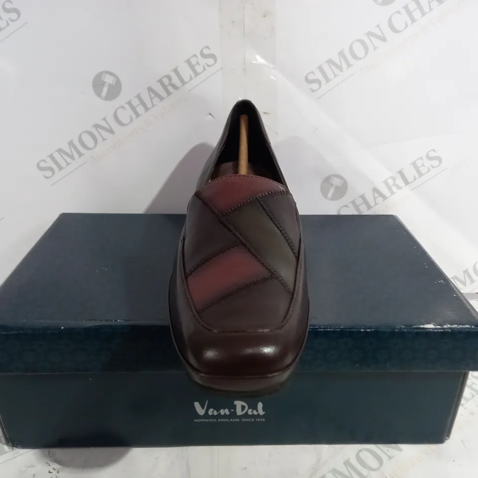 BOXED VAN DAL NOEL SHOE - SIZE 5