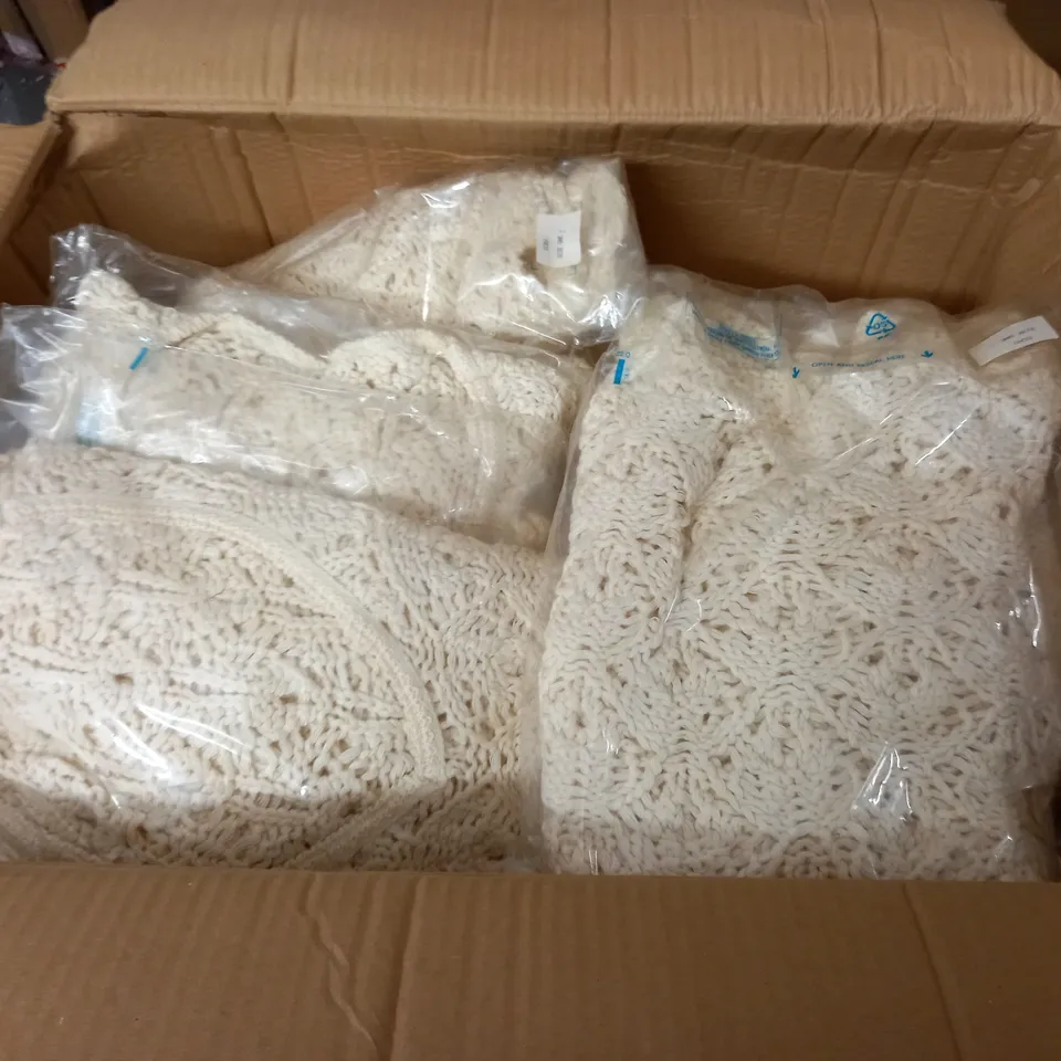 LOT OF APPROXIMATELY 20 CREAM KNIT JUMPERS IN ECRU - SIZE ONE