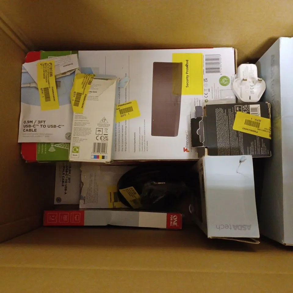 APPROXIMATELY 20 ASSORTED ELECTRICAL ITEMS TO INCLUDE CHARGERS , HEADPHONES, DVD PLAYERS, ETC