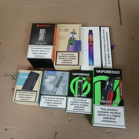 APPROXIMATELY 20 VAPES, E-CIGARETTES & ACCESSORIES TO INCLUDE - INNOKIN GOZEE - INNOKIN EZ TUBE - VAPORESSO TARGET 200 - ETC