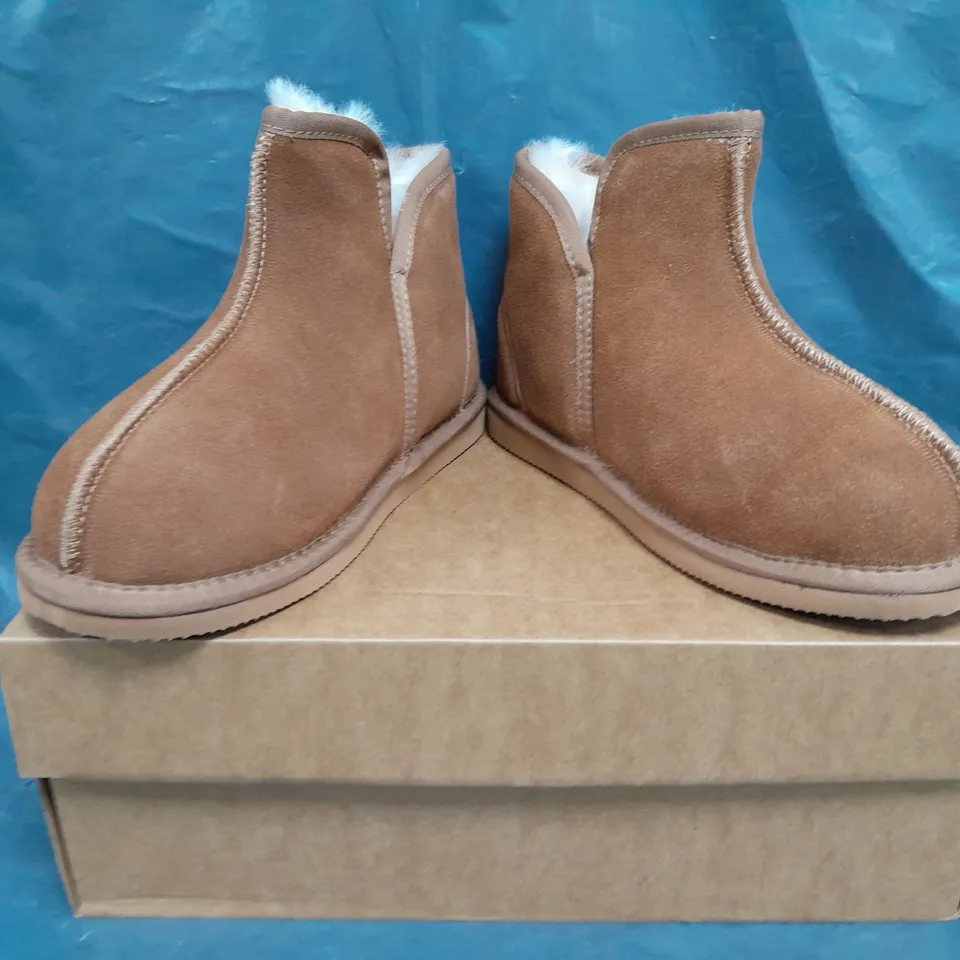 BOXED PAIR OF UNBRANDED FAUX FUR LINED SHOES IN CHESTNUT SIZE 5