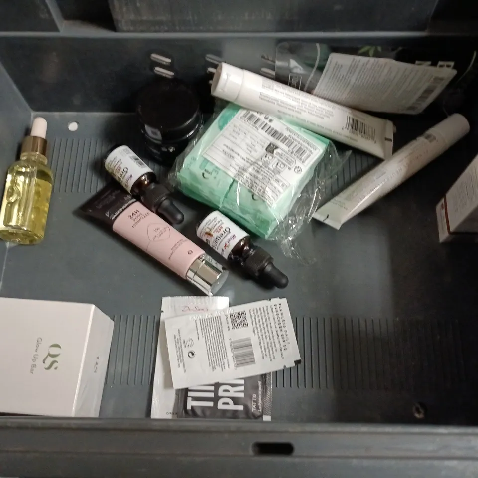 LOT OF APPROXIMATELY 25 ASSORTED HEALTH AND BEAUTY ITEMS TO INCLUDE BLEACH LONDON, LANIEGE AND DR SAMS