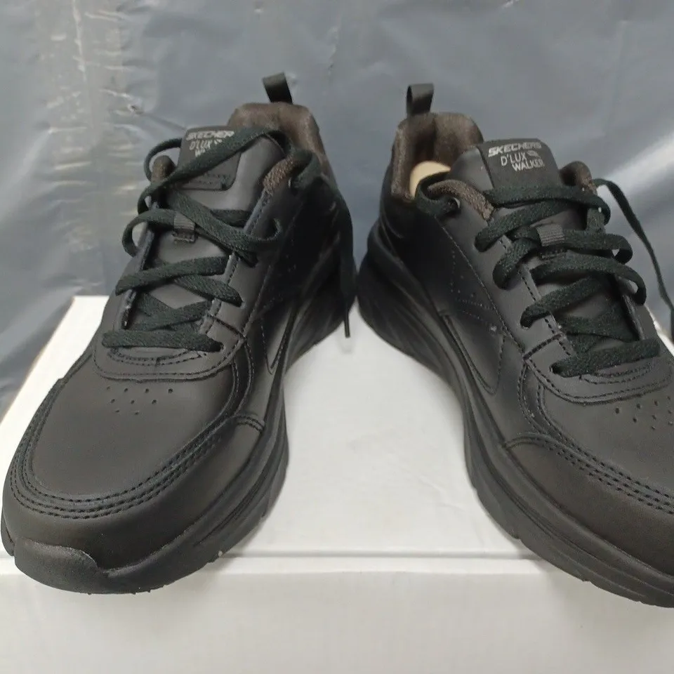 BOXED SKECHERS D'LUX WALKER TRAINERS IN BLACK - SIZE 4
