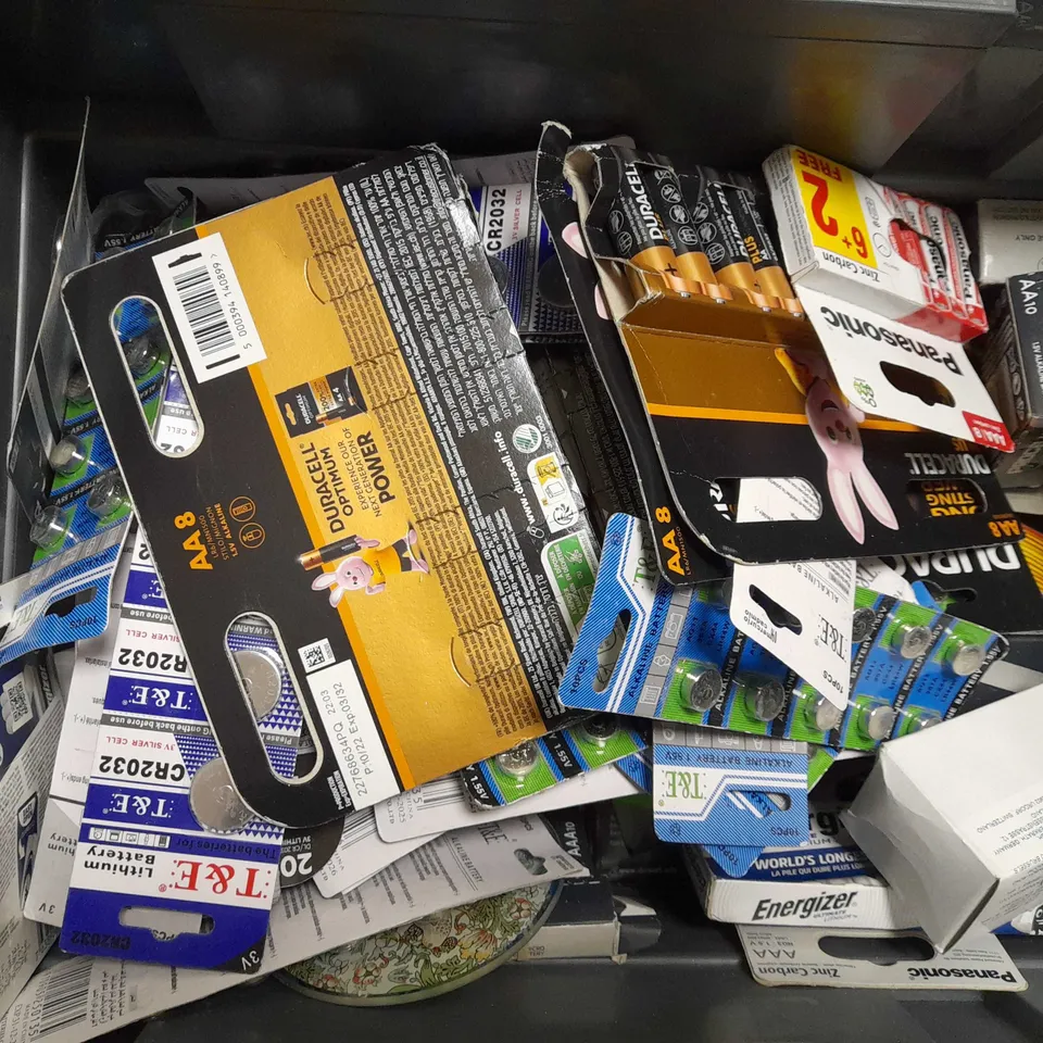 BOX OF APPROX 20 ITEMS TO INCLUDE DURACELL AA BATTERIES, ENERGIZER AAA BATTERIES AND PROCELL AA BATTERIES