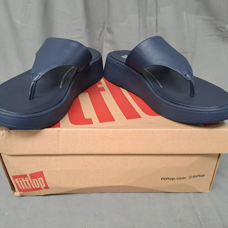 BOXED PAIR OF FITFLOP LEATHER FLATFORM TOE-POST SANDALS IN NAVY UK SIZE 7