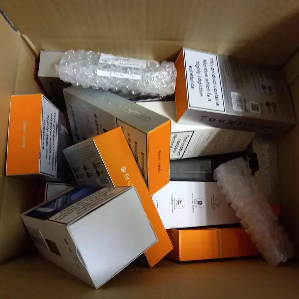 APPROXIMATELY 15 VAPES & E-CIGARETTES TO INCLUDE ASPIRE ZELOS NANO KIT, GEEKVAPE WENAX Q, ASPIRE FLEXUS, ETC