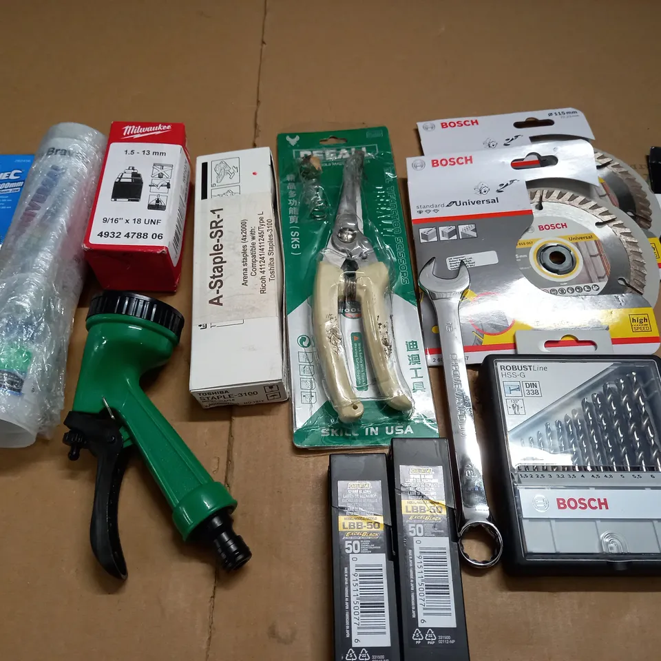 LOT OF ASSORTED TOOLS AND DIY IYEMS TO INCLUDE BOSCH CIRCULAR BLADES AND DRILL BIT SET 