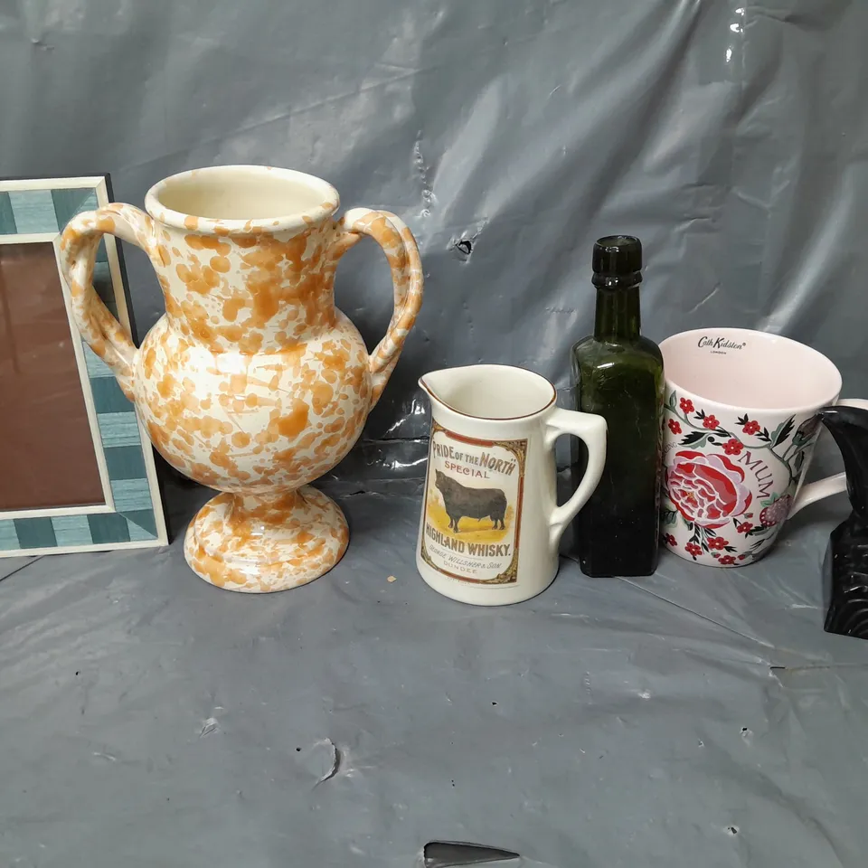 BOX OF APPROXIMATELY 10 ASSORTED ITEMS TO INCLUDE - CLAY ORANGE & WHITE VASE , CATH KIDSTON MUG , BLACK BIRD PAPER WEIGHT ETC