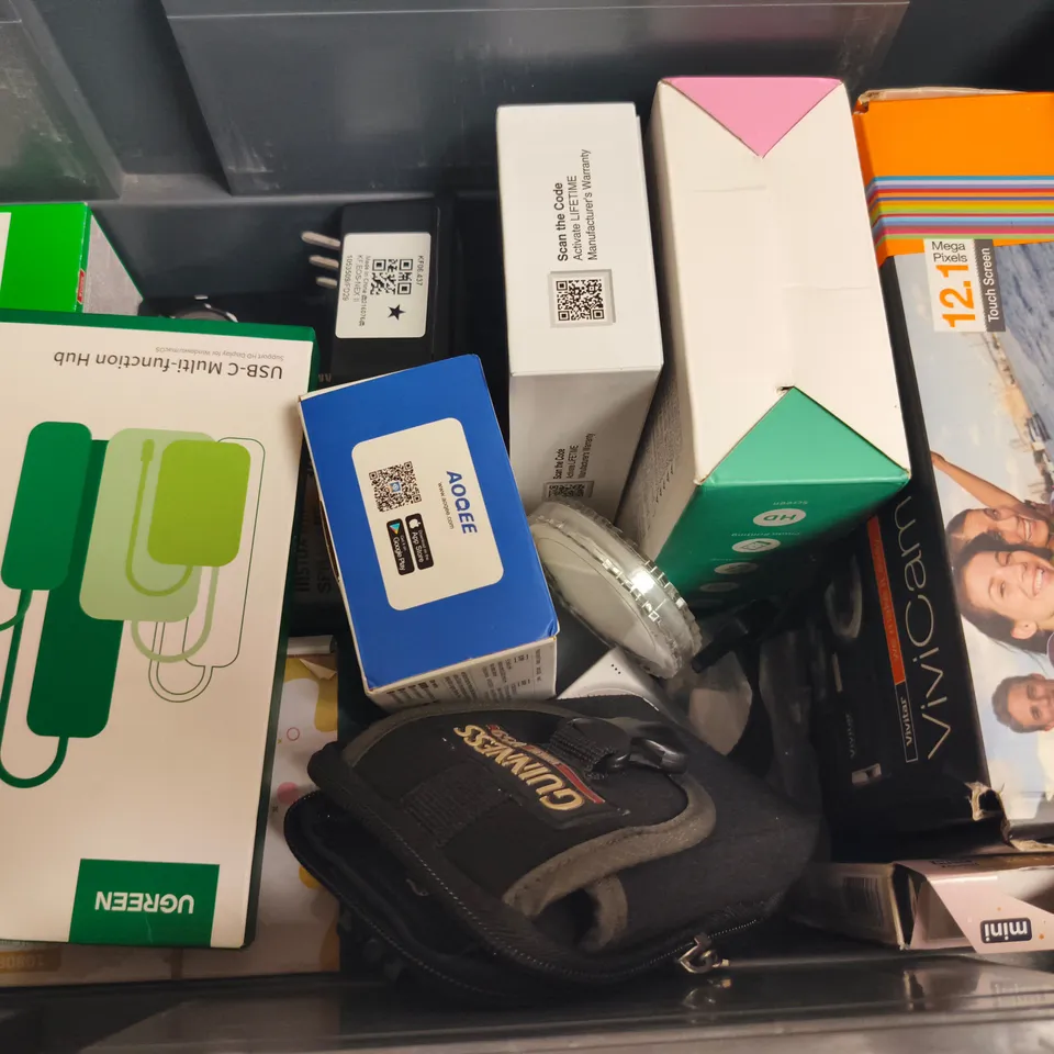 APPROXIMATELY 12 ASSORTED ELECTRICAL ITEMS TO INCLUDE SAMSUNG CAMERA, USB-C MULTIFUNCTIONAL HUB, LENS ADAPTOR, ETC