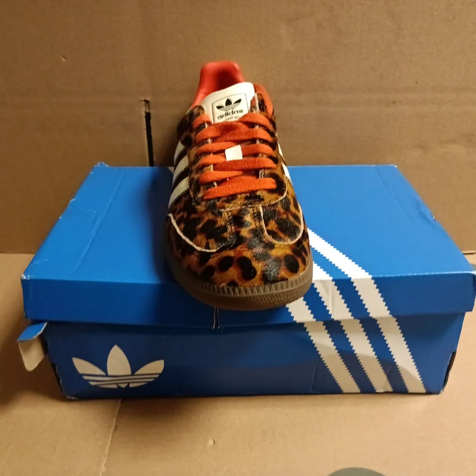 BOXED PAIR OF ADIDAS WOMEN'S SAMBA OG TRAINERS IN ANIMAL PRINT/ORANGE/CREAM SIZE UK 6
