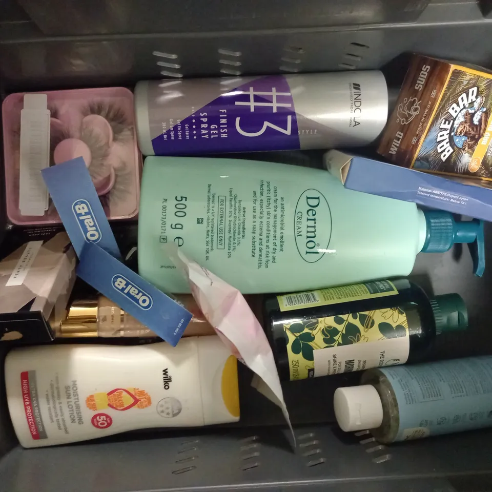 BOX OF APPROXIMATELY 20 COSMETIC ITEMS TO INCLUDE - SENSODYNE TOOTHPASTE - AVEENO BODY WASH - CANESTEN CREAM - ETC 