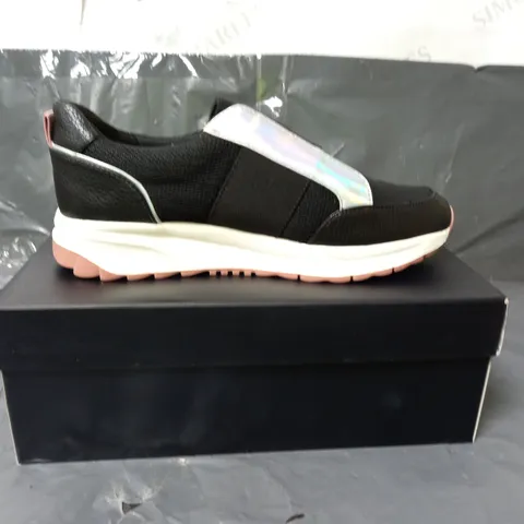 NATURALIZER LADIES SLIP ON TRAINERS BLACK AND SILVER SIZE 5.5