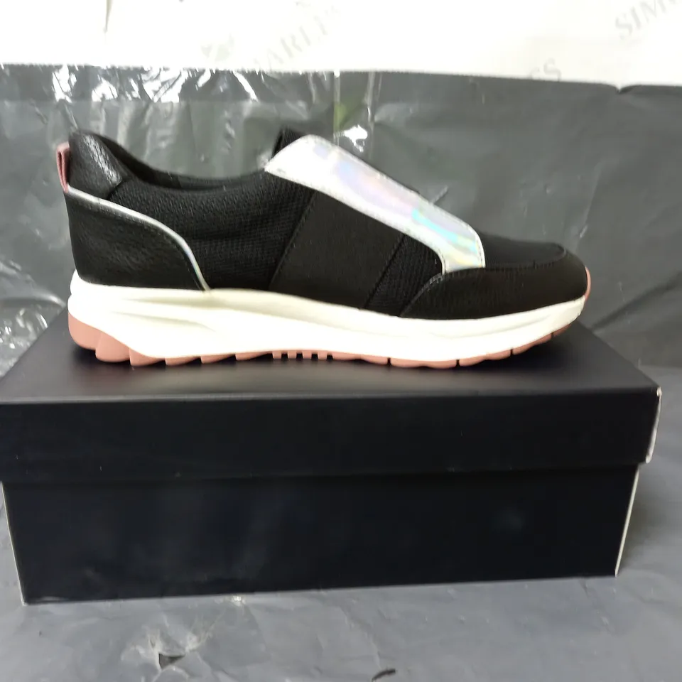 NATURALIZER LADIES SLIP ON TRAINERS BLACK AND SILVER SIZE 5.5