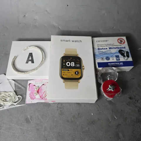 APPROXIMATELY 12 ASSORTED JEWELLERY ITEMS TO INCLUDE - SMART WATCH , DETAX WRISTBAND , RING ETC