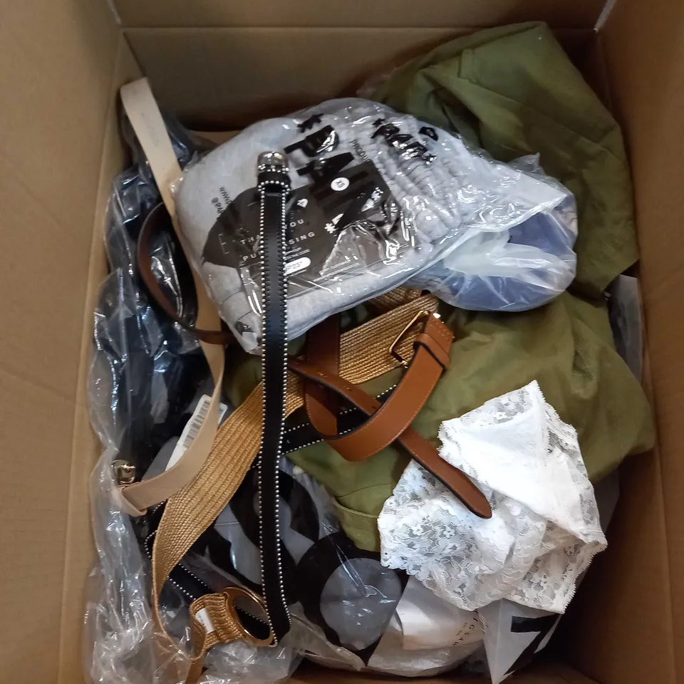 LARGE QUANTITY OF CLOTHING ITEMS TO INCLUDE DRESSES, SWEATERS, JEANS, T-SHIRTS, ETC