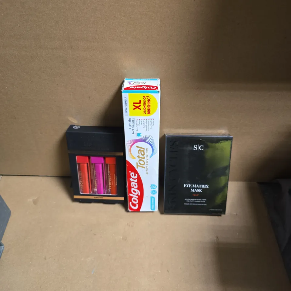 APPROXIMATELY 15 ASSORTED HEALTH & BEAUTY PRODUCTS TO INCLUDE COLGATE TOTAL, PROFUSION LIP TRIO, SC EYE MATRIX MASK ETC - COLLECTION ONLY