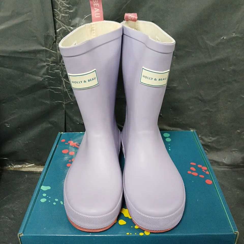 BOXED PAIR OF HOLLY AND BEAU MAUVE RAIN BOOTS - UK SIZE 13 - KIDS 