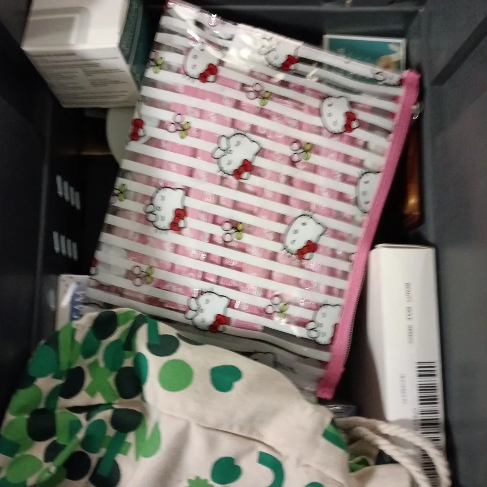 APPROXIMATEY 20 ASSORTED HEALTH AND BEAUTY PRODUCTS TO INCLUDE - MAYBELLINE MASCARAS - P.LOUISE EYELINER PENCIL AND APOTHECARY GIFT SET