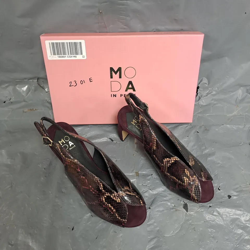 BOXED PAIR OF MODA IN PELLE CHRISSI DEEP PEEP TOE SLINGBACK BERRY SNAKESKIN HEEL SIZE 39