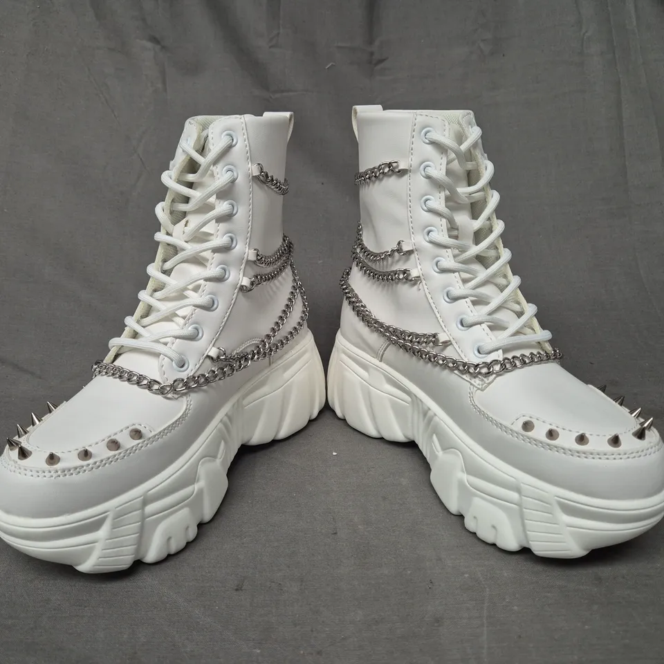 BOXED PAIR OF KOI BONED CATCH WHITE MYSTIC CHARM BOOTS UK SIZE 3