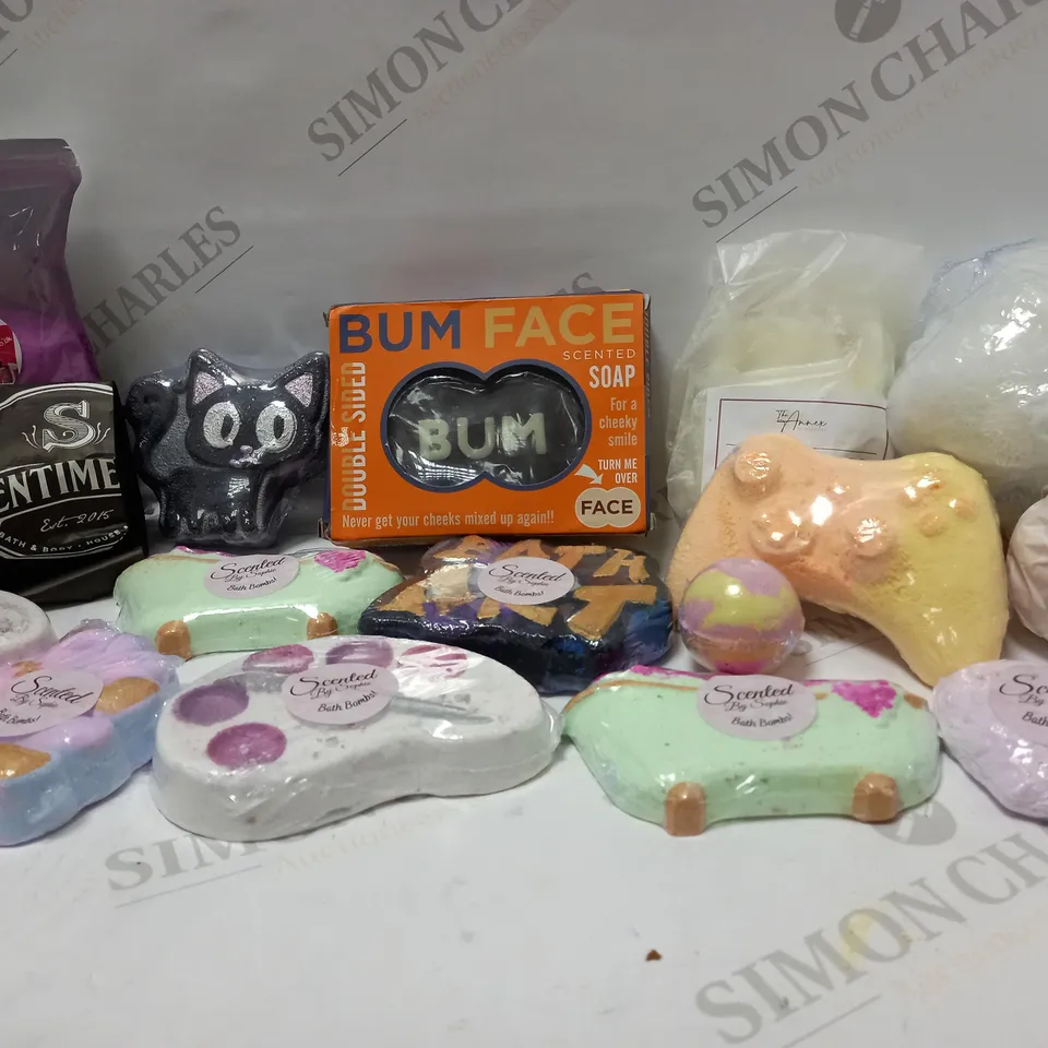 LOT OF APPROX 15 ASSORTED BATH&BODY PRODUCTS TO INCLUDE VARIOUS SCENTED BATH BOMBS, SCENTED SOAP, BATH DUST