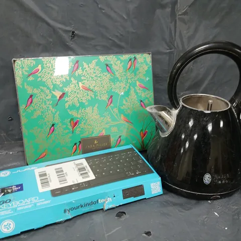 APPROXIMATELY 10 ASSORTED ITEMS TO INCLUDE KETTLE, JLAB KEYBOARD, TABLE MATS, ETC