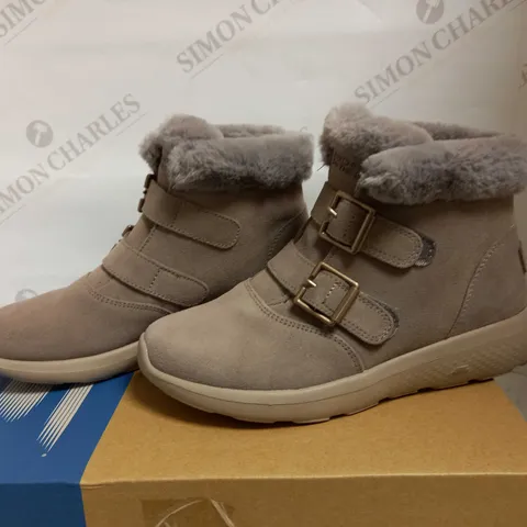 SKETCHERS ON THE GO WINTER FLING BOOTS SIZE 3.5